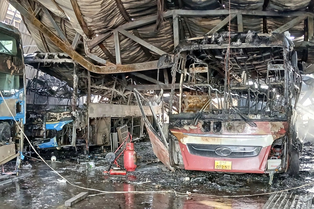 Cháy garage sửa chữa ô tô, nhiều phương tiện bị thiêu rụi - 1