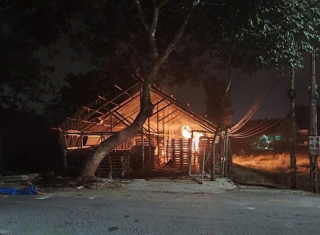 Cục sạc dự phòng khiến xưởng gỗ ở Tây Ninh cháy rụi - 1