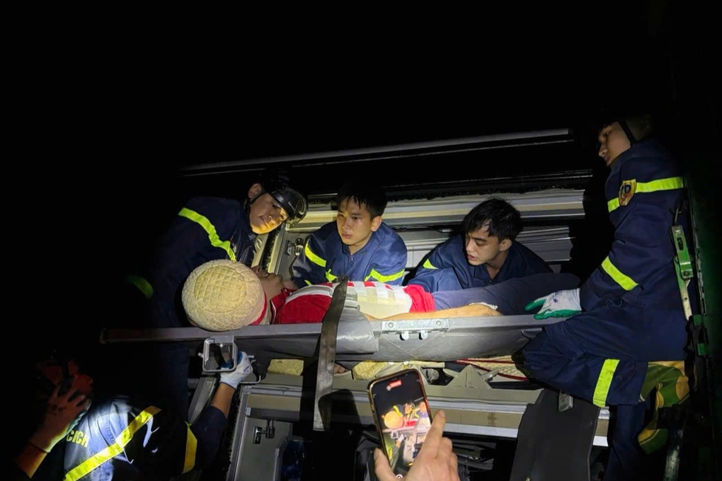 Cảnh sát cắt cabin, cứu 2 tài xế mắc kẹt sau tai nạn trên cao tốc - 1