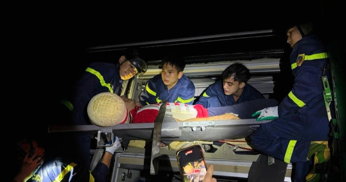 Cảnh sát cắt cabin, cứu 2 tài xế mắc kẹt sau tai nạn trên cao tốc