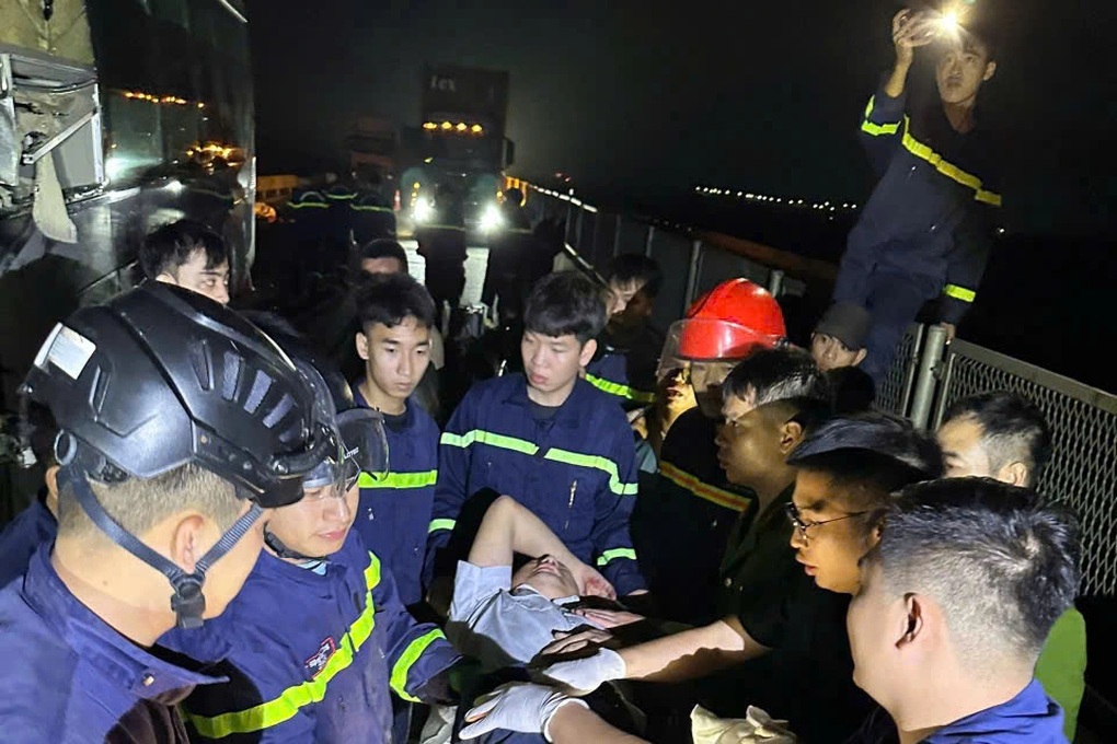 Cảnh sát cắt cabin, cứu 2 tài xế mắc kẹt sau tai nạn trên cao tốc - 2