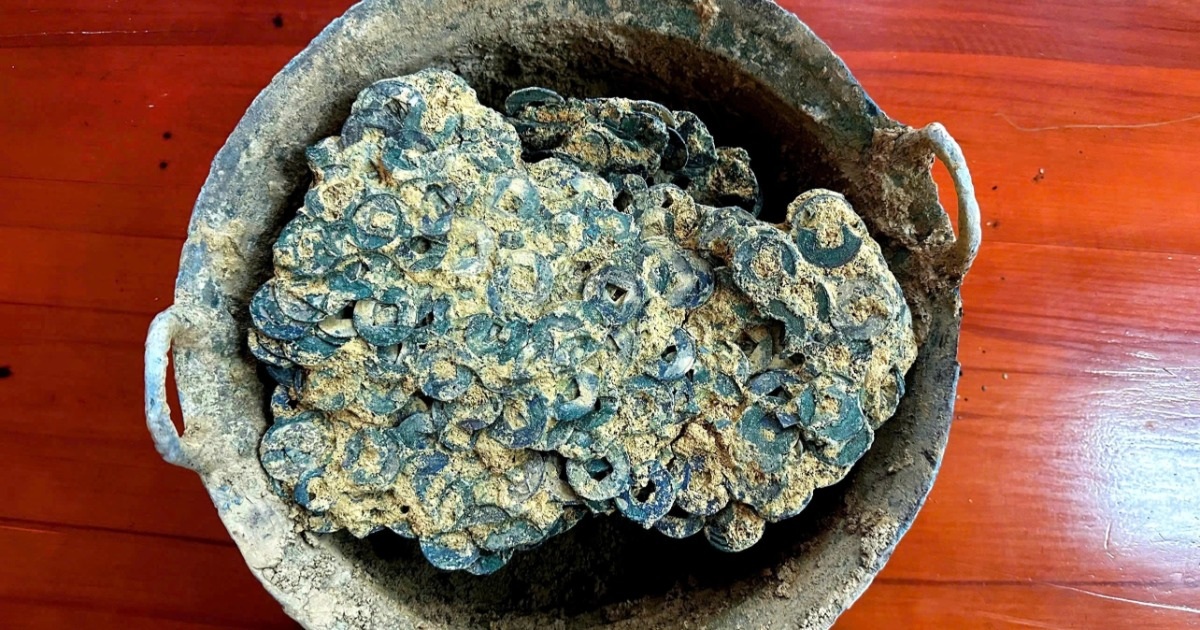 Phát hiện hàng nghìn đồng tiền cổ chôn sâu trong lòng đất