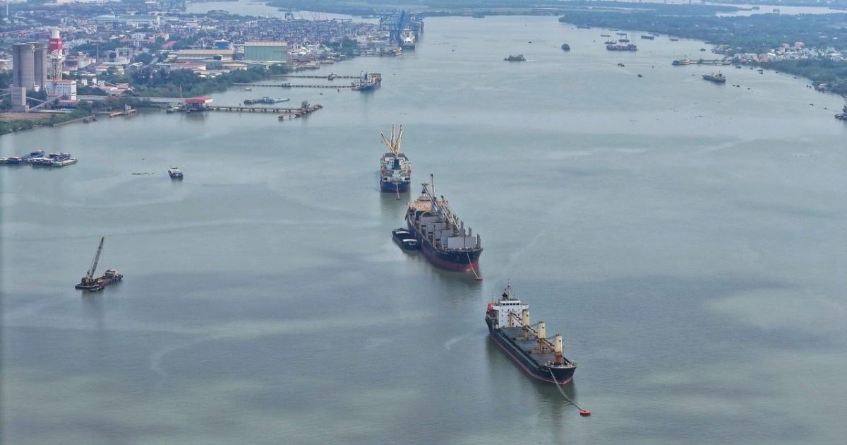 Cảng biển TPHCM quá tải, tàu hàng phải neo chờ giữa sông