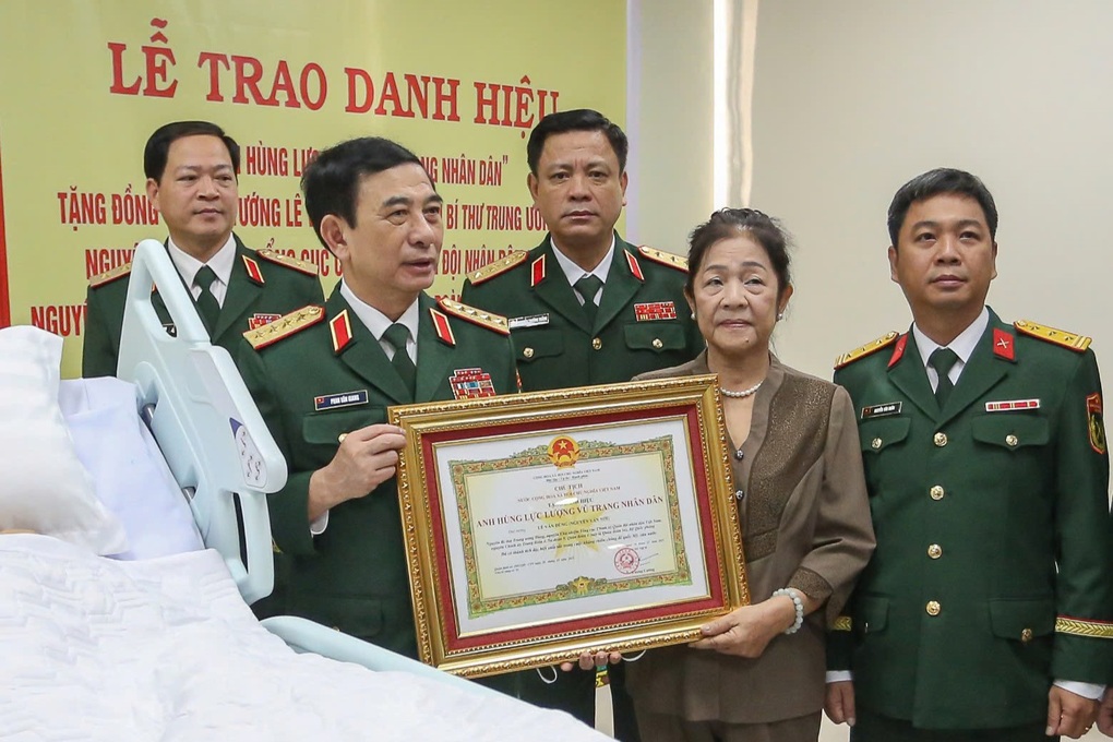 Đại tướng Lê Văn Dũng nhận danh hiệu Anh hùng Lực lượng vũ trang nhân dân - 1 Đại tướng Lê Văn Dũng nhận danh hiệu Anh hùng Lực lượng vũ trang nhân dân - 1