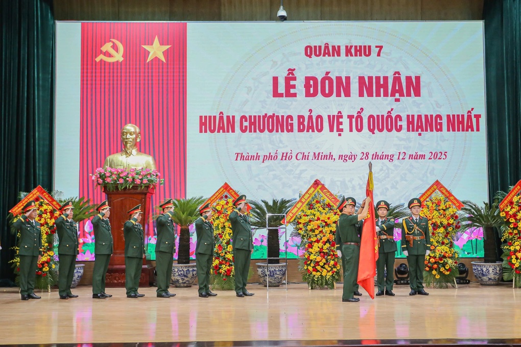 Đại tướng Phan Văn Giang trao Huân chương Bảo vệ Tổ quốc cho Quân khu 7 - 1 Đại tướng Phan Văn Giang trao Huân chương Bảo vệ Tổ quốc cho Quân khu 7 - 1