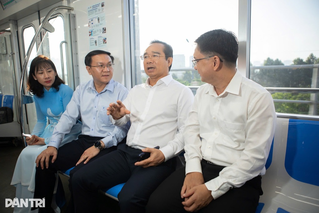 Chủ tịch TPHCM trải nghiệm làm thủ tục ở Trung tâm Phục vụ hành chính công - 1 Chủ tịch TPHCM trải nghiệm làm thủ tục ở Trung tâm Phục vụ hành chính công - 1