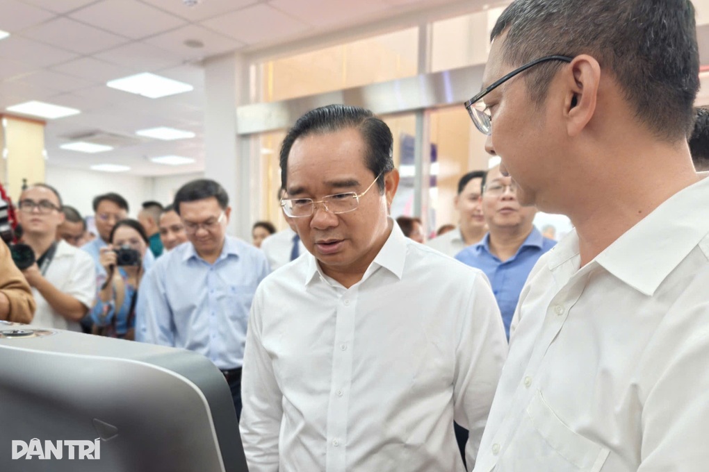 Chủ tịch TPHCM trải nghiệm làm thủ tục ở Trung tâm Phục vụ hành chính công - 2 Chủ tịch TPHCM trải nghiệm làm thủ tục ở Trung tâm Phục vụ hành chính công - 2