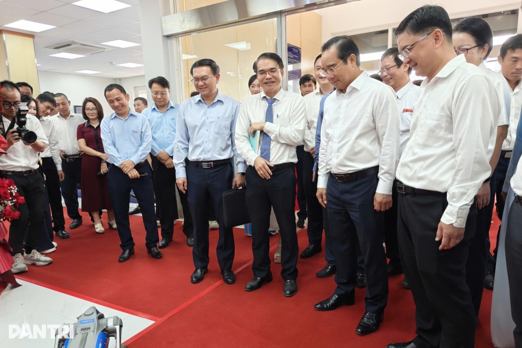 Chủ tịch TPHCM trải nghiệm làm thủ tục ở Trung tâm Phục vụ hành chính công - 3 Chủ tịch TPHCM trải nghiệm làm thủ tục ở Trung tâm Phục vụ hành chính công - 3