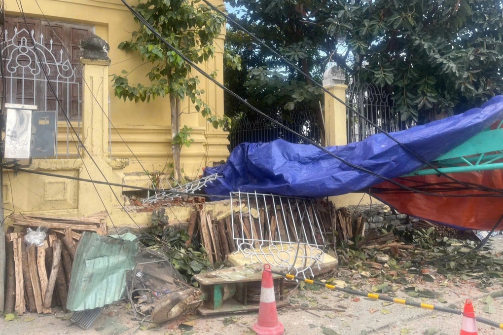 Tháp cẩu công trình cao tầng bất ngờ đổ sập xuống đường ở Đà Nẵng - 1