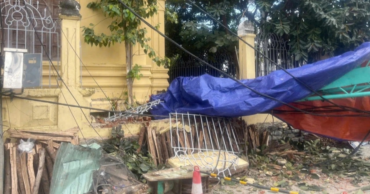 Tháp cẩu công trình cao tầng bất ngờ đổ sập xuống đường ở Đà Nẵng