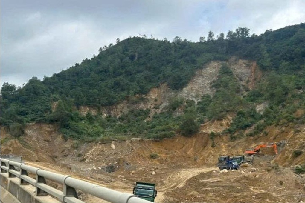 Thêm vị trí trên cao tốc ở Đà Nẵng từng bị “xé rào” để đưa xe vào xúc đất - 1 Thêm vị trí trên cao tốc ở Đà Nẵng từng bị “xé rào” để đưa xe vào xúc đất - 1