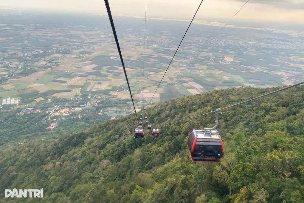 3 du khách kiệt sức, lạc đường khi leo núi Bà Đen ở Tây Ninh ngày đầu năm - 2