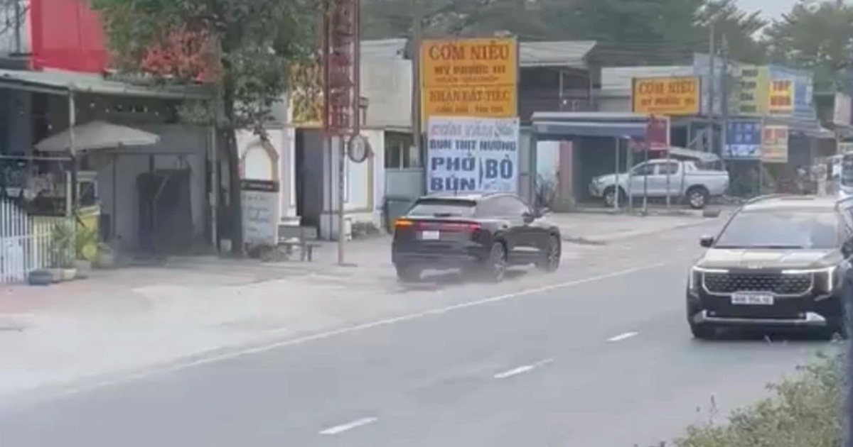 Truy tìm tài xế lái ô tô ngược chiều, ép xe máy qua làn ô tô ở TPHCM