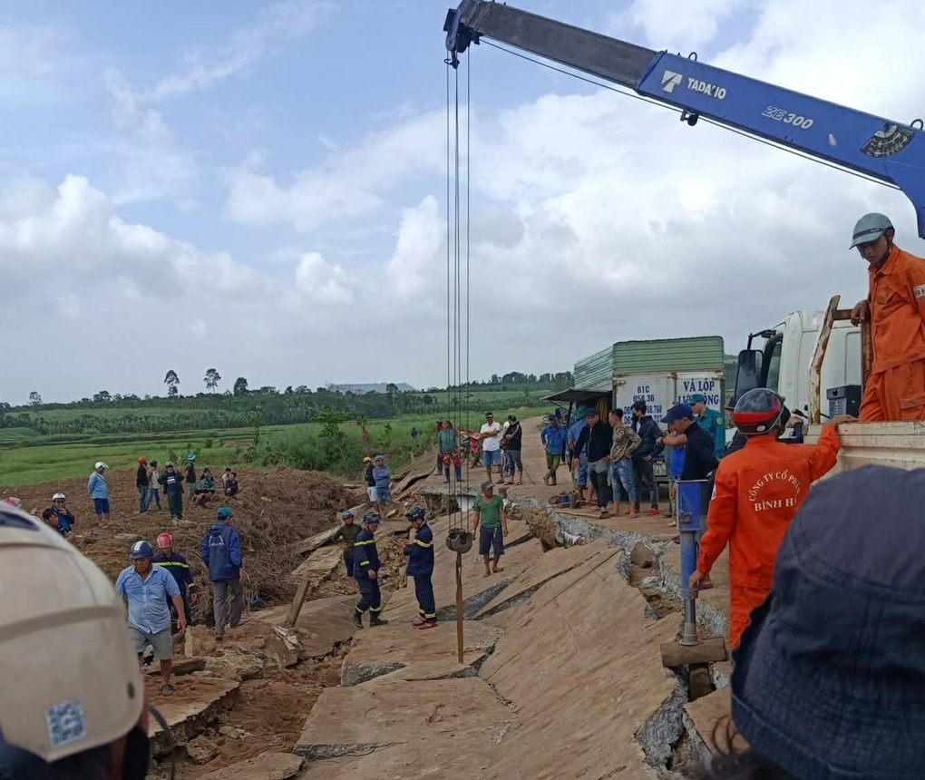 Sập bờ kè ở Đắk Lắk, 4 người tử vong - 1