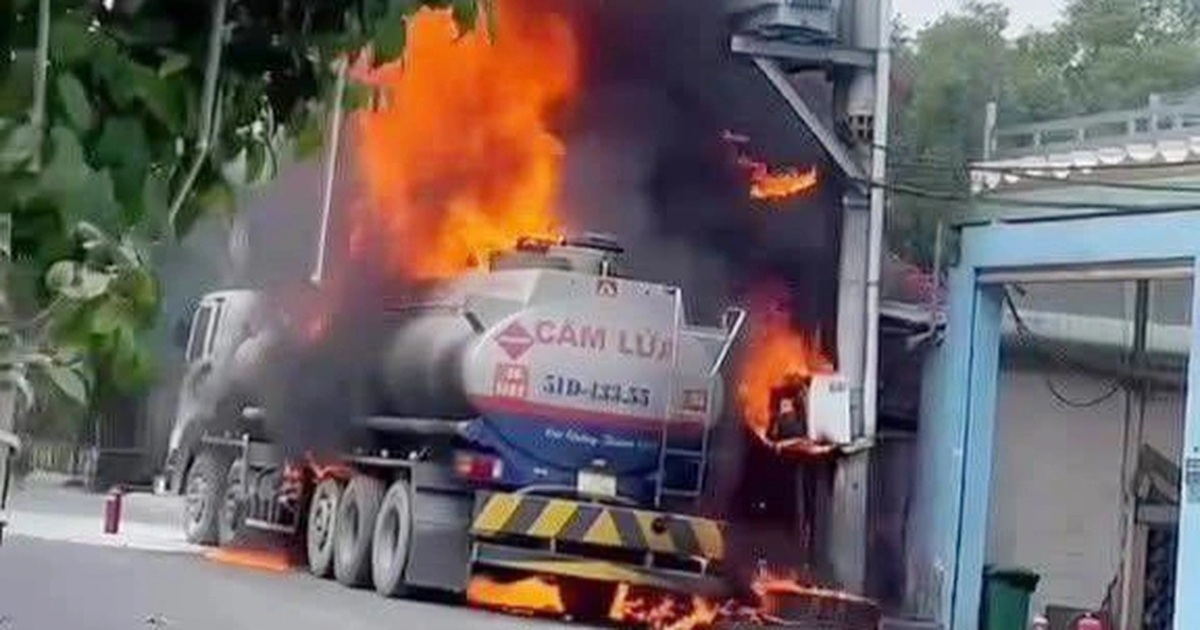 700 hộ dân mất điện sau vụ cháy xe bồn chở xăng ở TPHCM