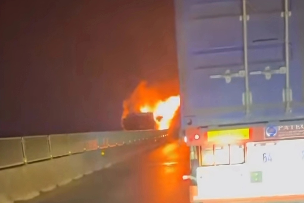 Ô tô khách bốc cháy trên cao tốc Bắc - Nam giữa đêm khuya - 1