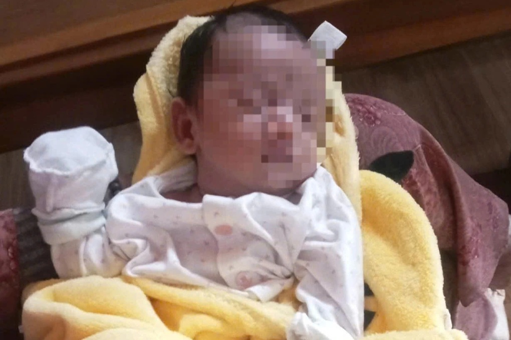 Bé trai sơ sinh bị bỏ rơi cùng 255.000 đồng - 1