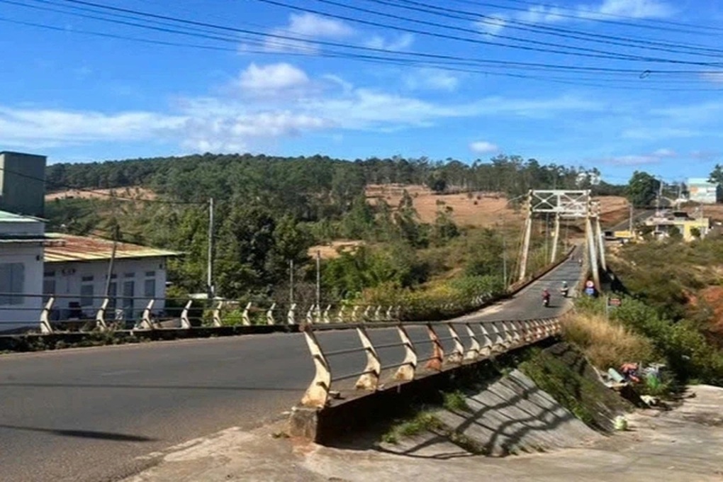 Bé sơ sinh còn nguyên dây rốn bị bỏ rơi ở cầu treo - 1