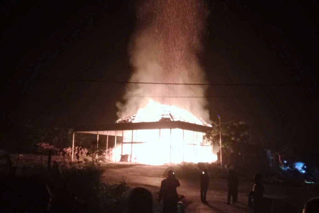 Nhà vừa xây xong bất ngờ bốc cháy, nghi do chủ tự đốt - 1