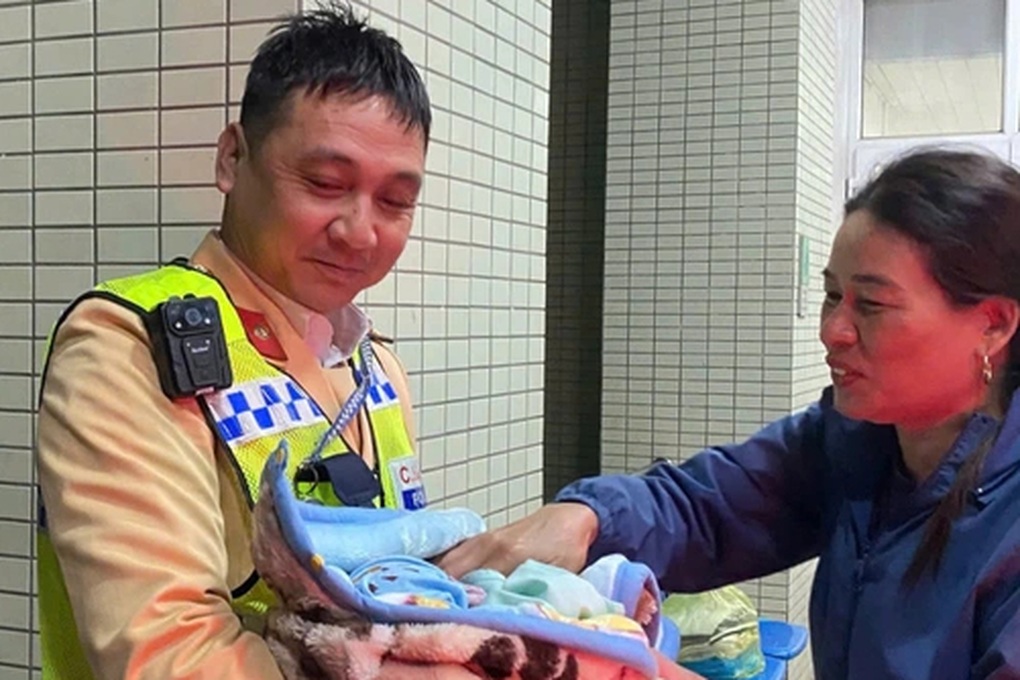 Sản phụ sinh con trên xe khi được Cảnh sát giao thông hỗ trợ đến bệnh viện - 1
