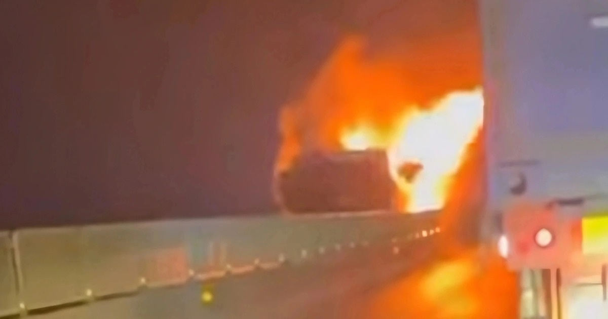 Ô tô khách bốc cháy trên cao tốc Bắc – Nam giữa đêm khuya