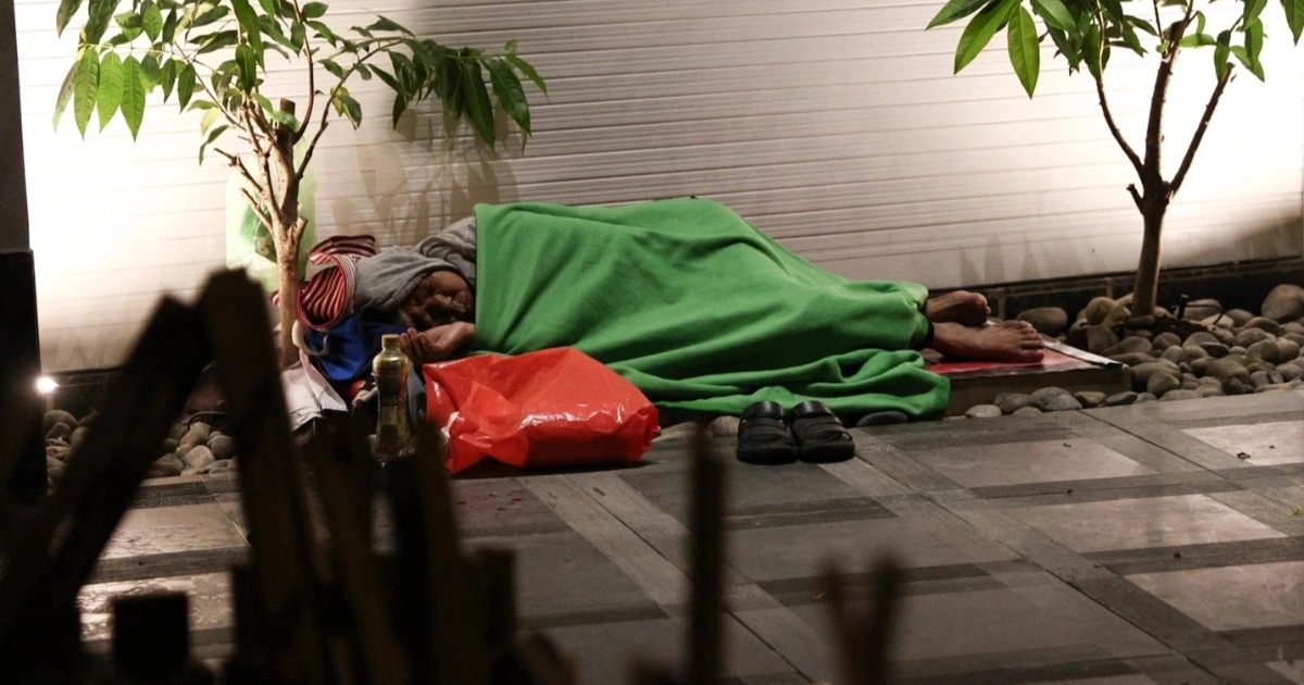 TPHCM xuống 17 độ, người dân co ro trong đợt lạnh hiếm gặp