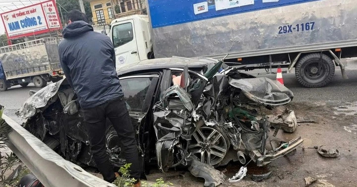 Ô tô con bị xe tải tông nát trên quốc lộ 5