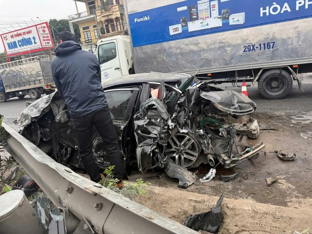 Ô tô con bị xe tải tông nát trên quốc lộ 5 - 1