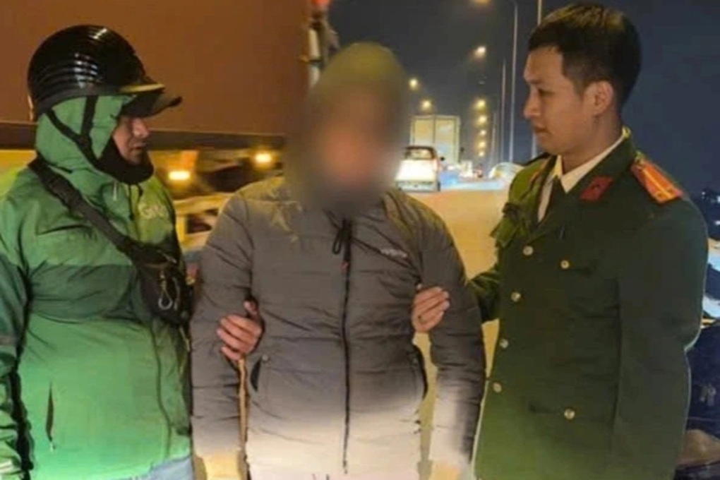 Công an kịp thời ngăn người đàn ông định nhảy cầu ở Hải Phòng - 1