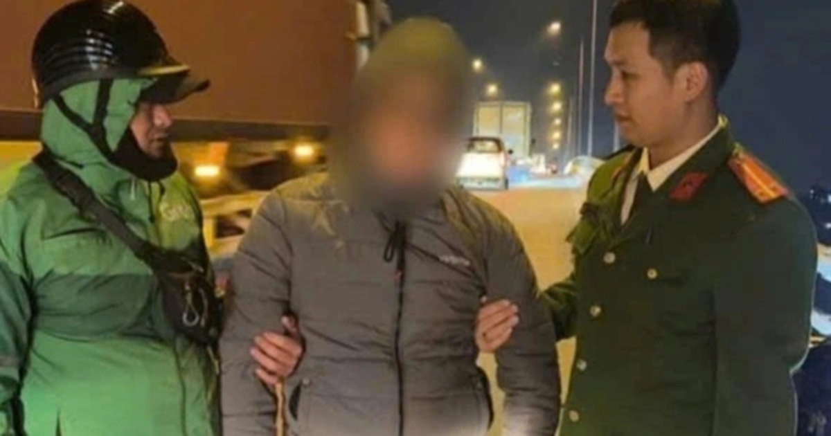 Công an kịp thời ngăn người đàn ông định nhảy cầu ở Hải Phòng