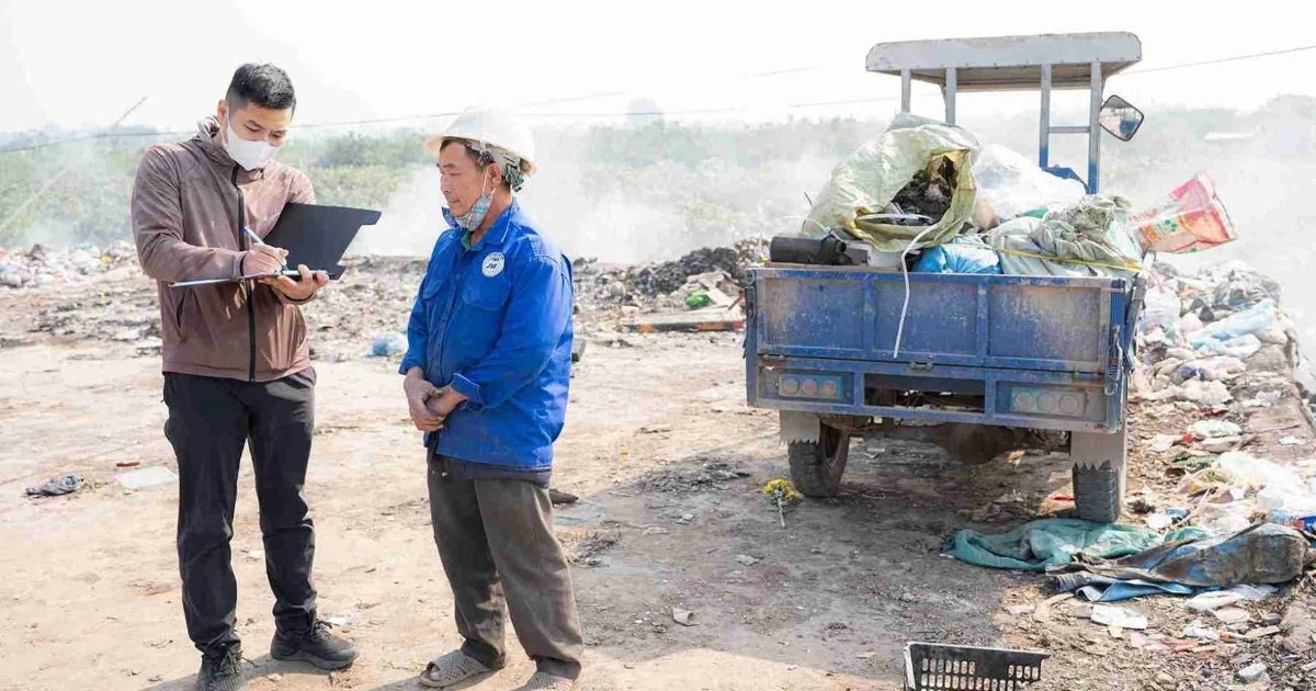 Bắt quả tang người đổ trộm rác thải sinh hoạt ở Hưng Yên