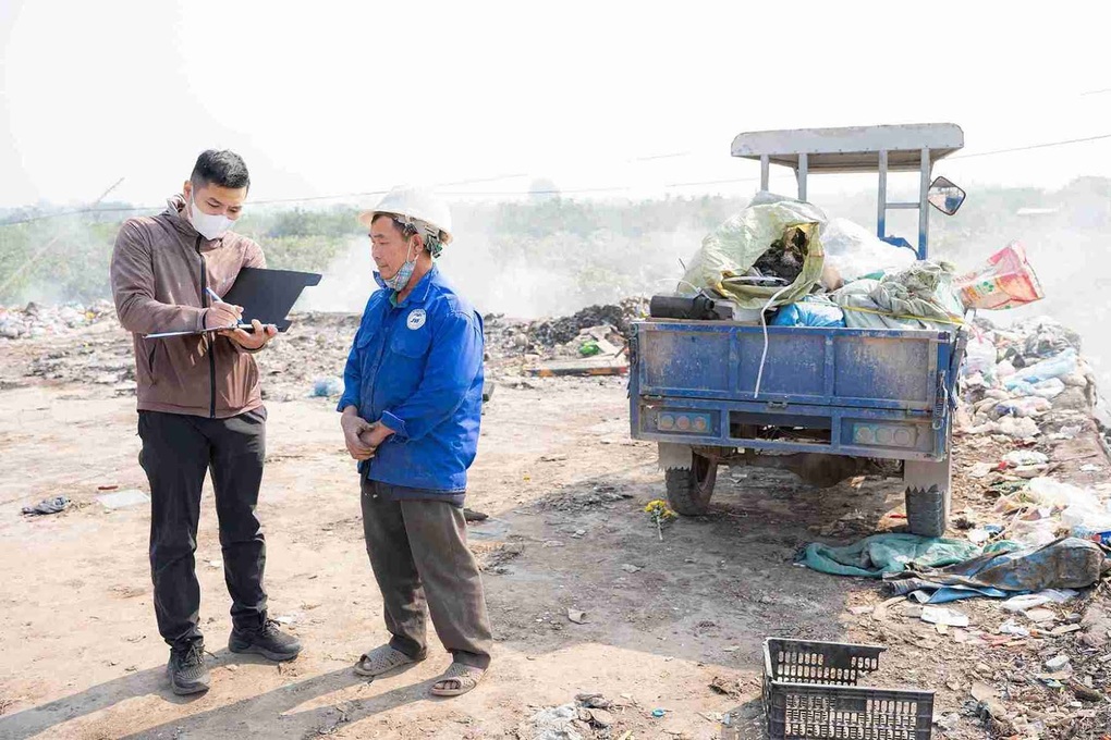 Bắt quả tang người đổ trộm rác thải sinh hoạt ở Hưng Yên - 1