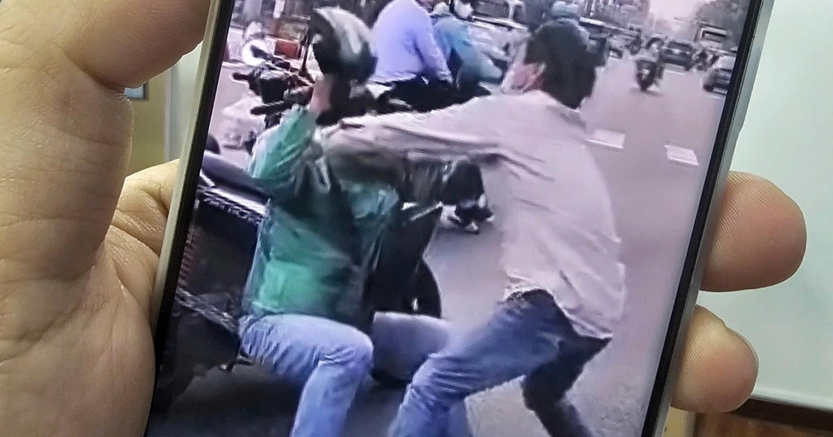 Hai người đàn ông cầm nón bảo hiểm ẩu đả tại giao lộ ở TPHCM