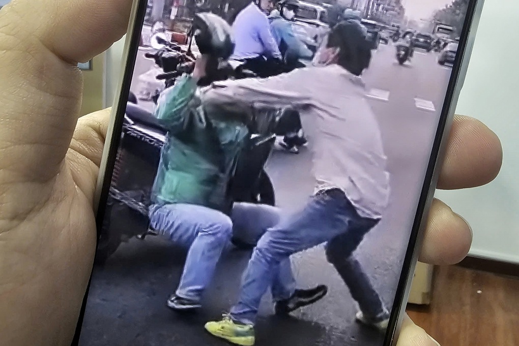 Hai người đàn ông cầm nón bảo hiểm ẩu đả tại giao lộ ở TPHCM - 1