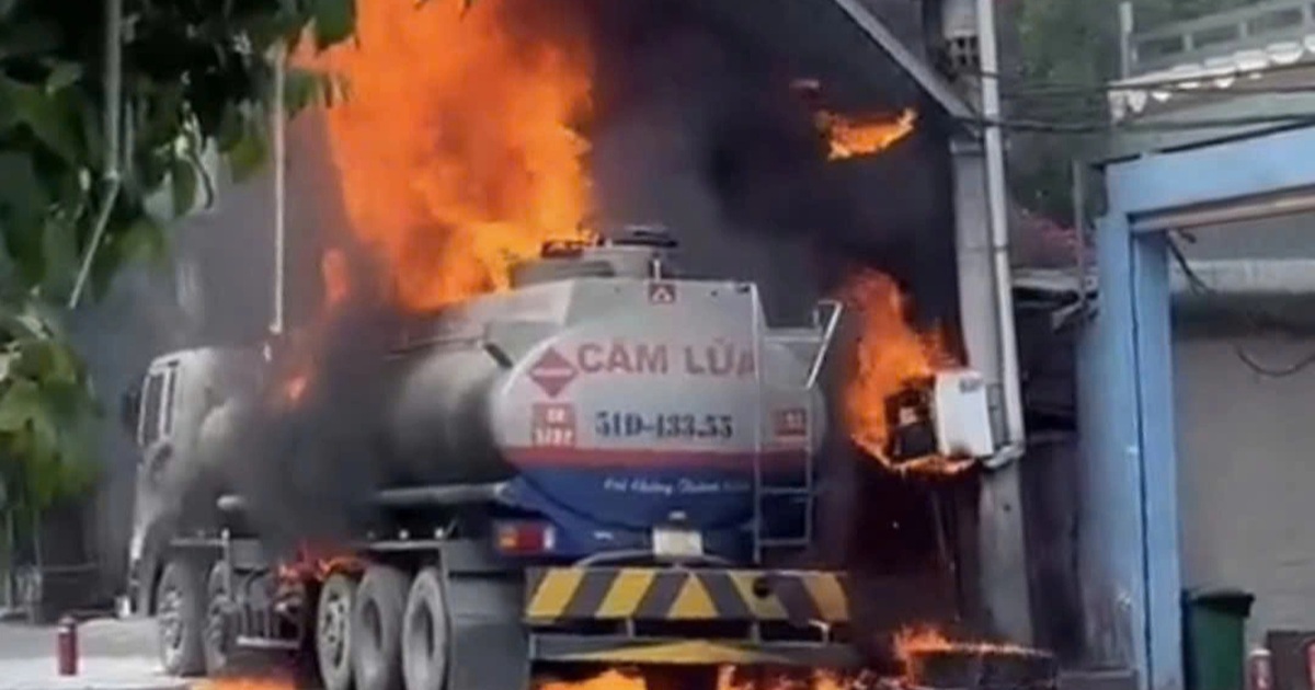 Cháy xe bồn chở xăng gần Tổng kho Nhà Bè ở TPHCM, người dân tháo chạy