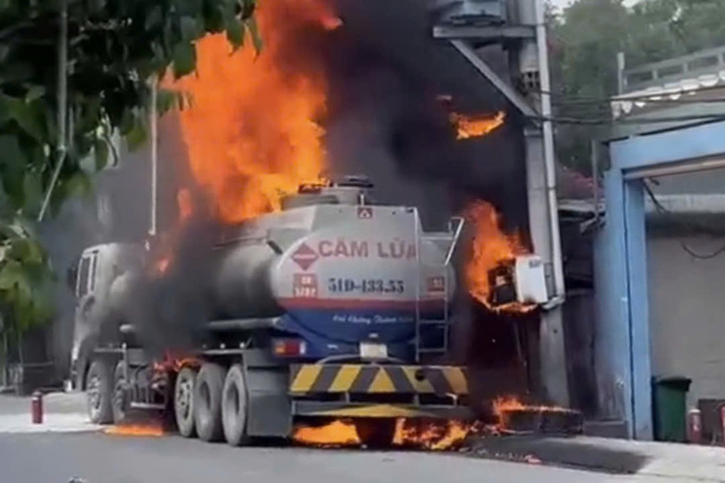 Cháy xe bồn chở xăng gần Tổng kho Nhà Bè ở TPHCM, người dân tháo chạy - 1