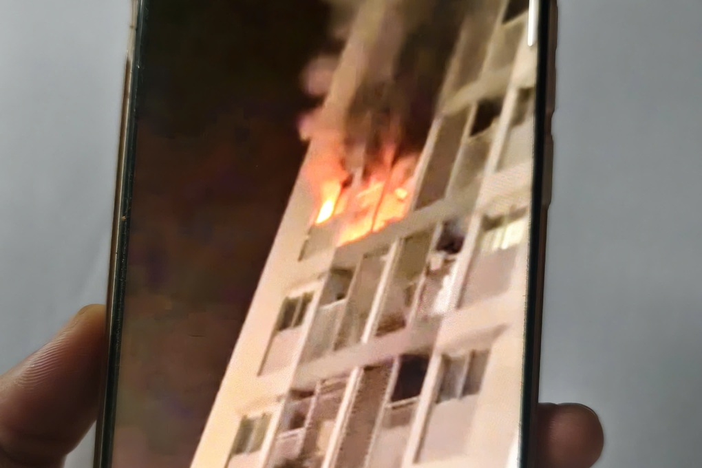 Điều tra vụ cháy căn hộ chung cư ở TPHCM lúc rạng sáng - 1 Điều tra vụ cháy căn hộ chung cư ở TPHCM lúc rạng sáng - 1