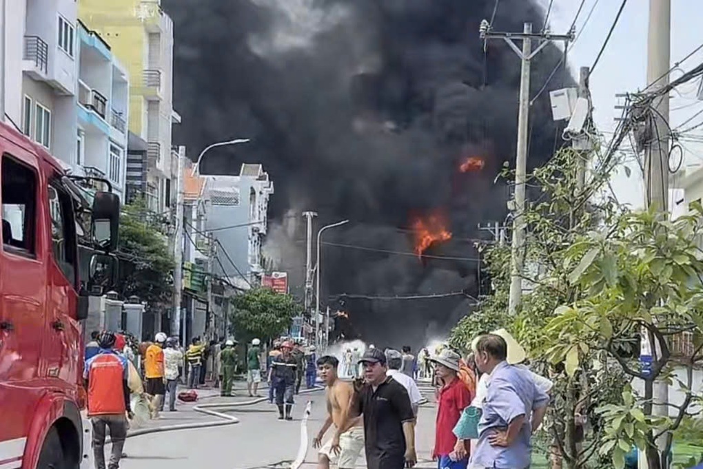 Cháy xe bồn chở xăng gần Tổng kho Nhà Bè ở TPHCM, người dân tháo chạy - 2