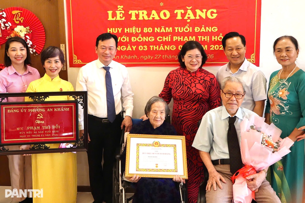 Cụ bà 100 tuổi ở TPHCM nhận Huy hiệu 80 năm tuổi Đảng - 2