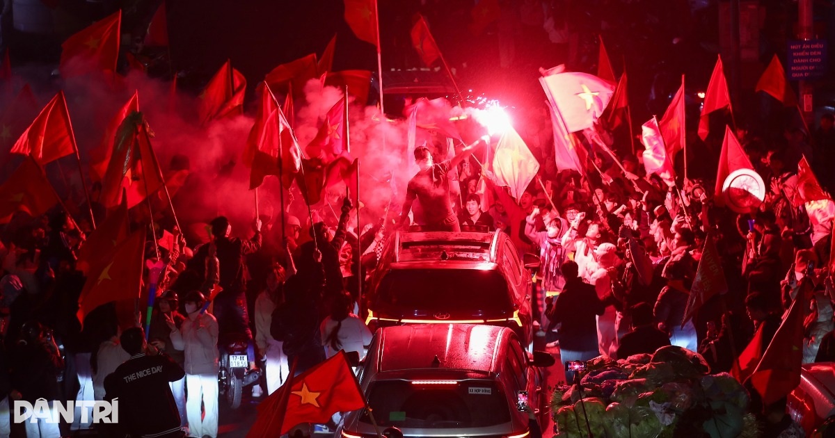 Người dân Thủ đô mừng chiến thắng của U23 Việt Nam giữa mưa rét 10 độ