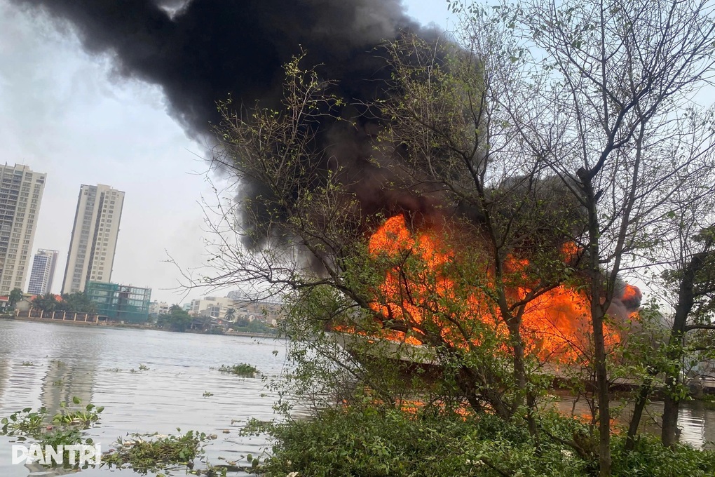 Cháy du thuyền trên sông Sài Gòn - 1