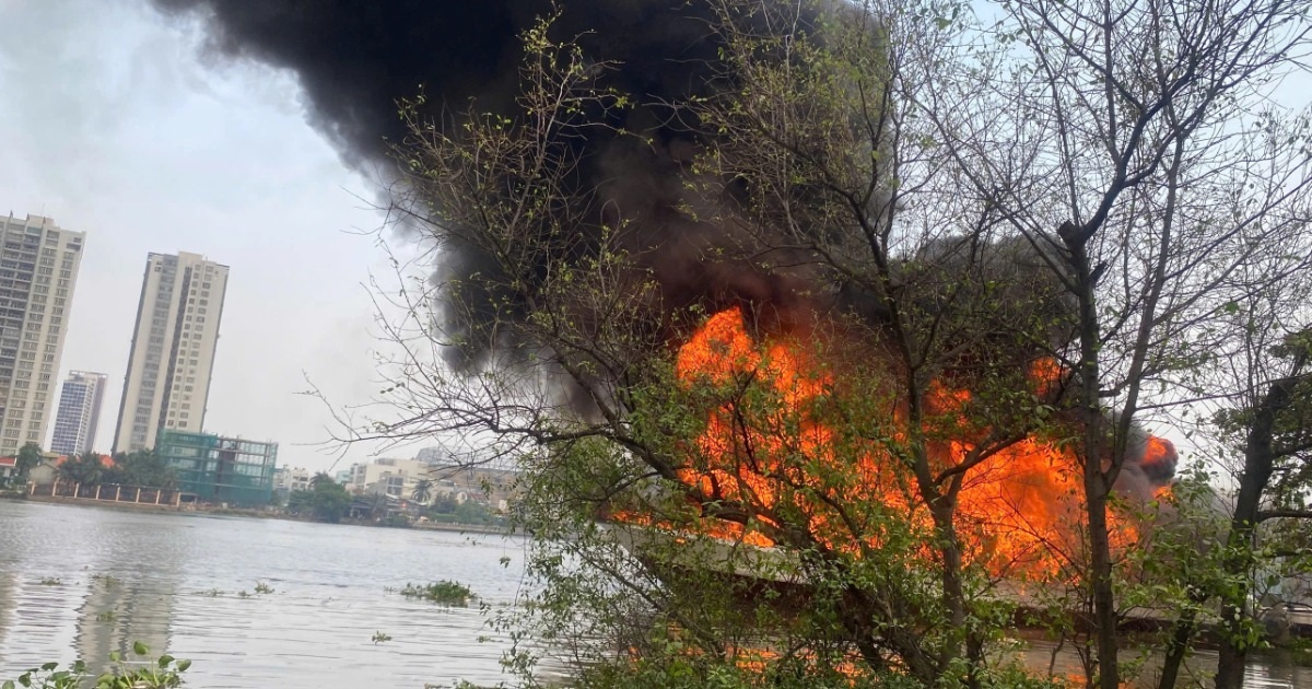 Cháy du thuyền trên sông Sài Gòn