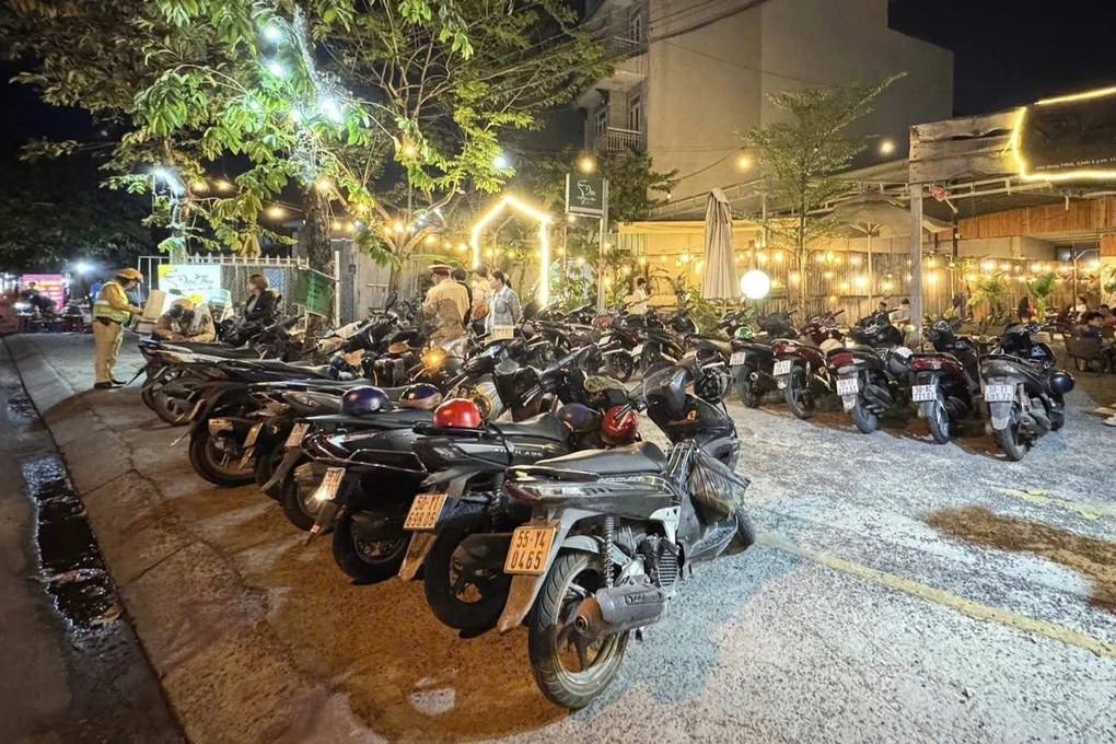 CSGT TPHCM ra quân dẹp nạn lấn chiếm vỉa hè trước nhà hàng - 1