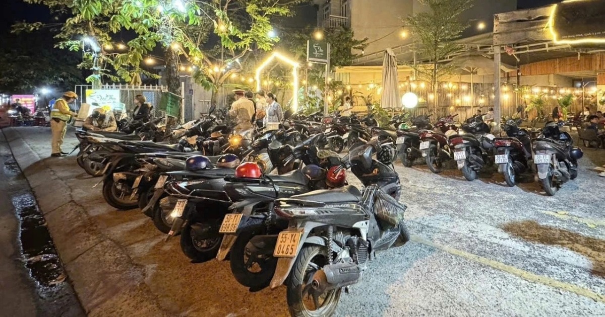 CSGT TPHCM ra quân dẹp nạn lấn chiếm vỉa hè trước nhà hàng