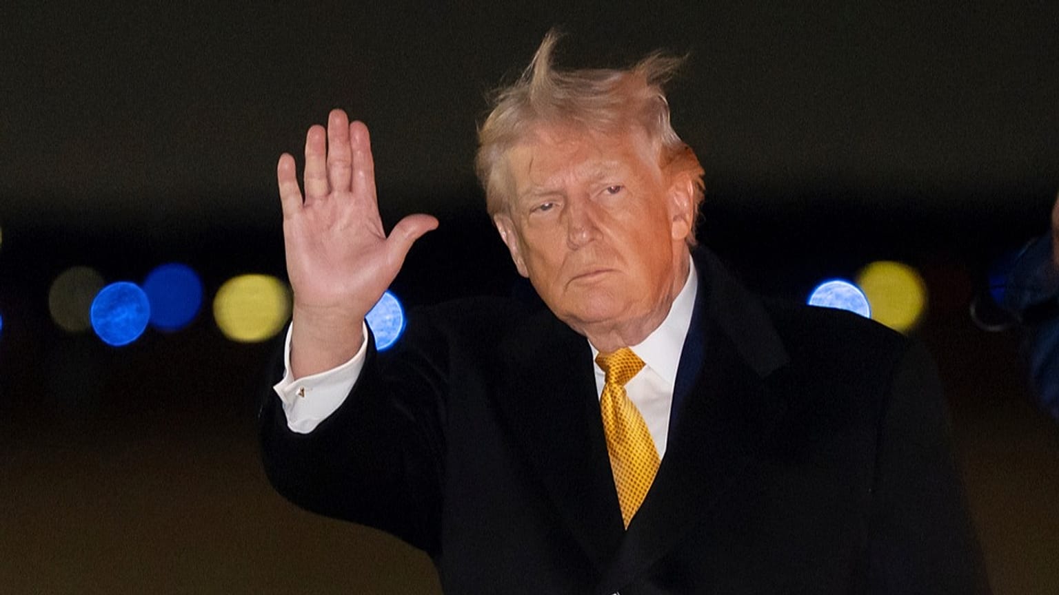 US President Donald Trump waves as he arrives on Air Force One, Sunday, Jan. 4, 2026, at Joint Base Andrews, Maryland