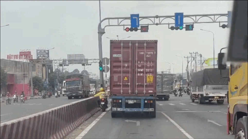 Xử phạt tài xế lái xe đầu kéo vào làn rẽ trái nhưng đi thẳng ở TPHCM - 1 Xử phạt tài xế lái xe đầu kéo vào làn rẽ trái nhưng đi thẳng ở TPHCM - 1