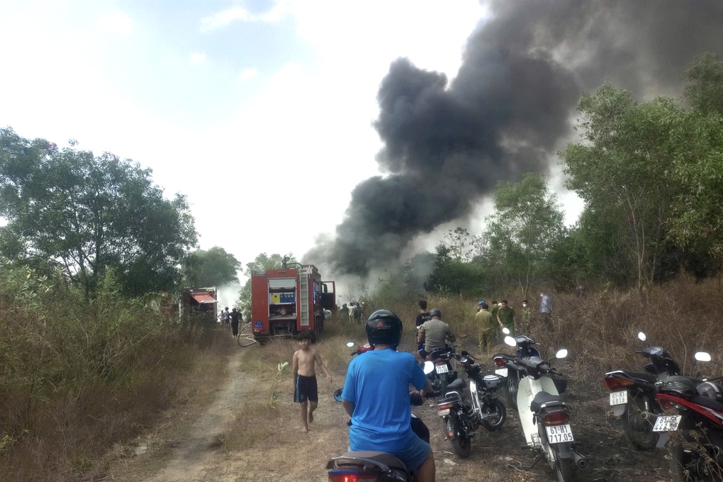 Hai vụ cháy cùng lúc ở TPHCM, dân nhìn đâu cũng thấy khói - 3