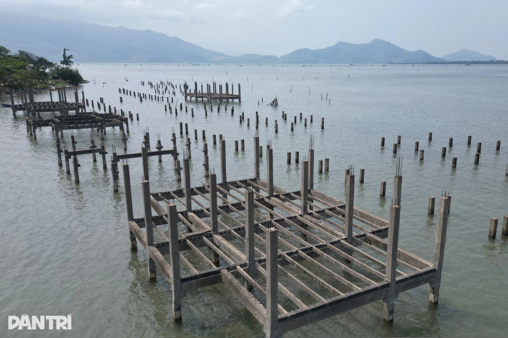 Bãi cọc bê tông giữa “tuyệt tình cốc” xứ Huế - 2