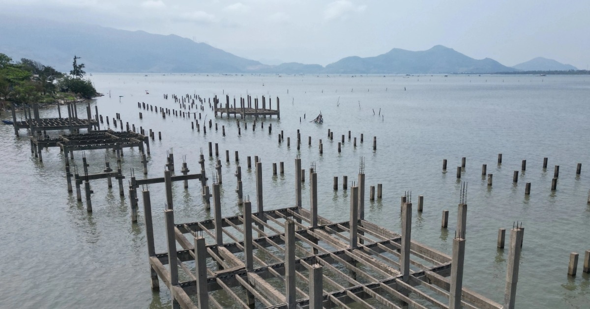 Bãi cọc bê tông giữa “tuyệt tình cốc” xứ Huế