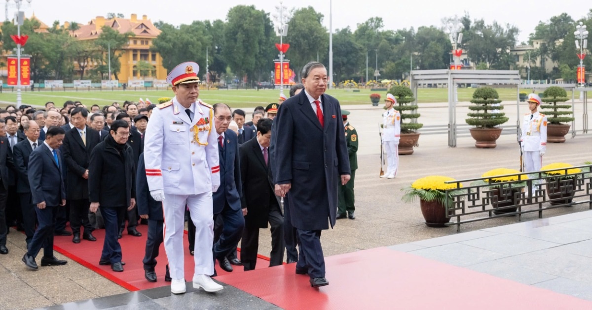 Tổng Bí thư Tô Lâm và đoàn đại biểu vào Lăng viếng Chủ tịch Hồ Chí Minh